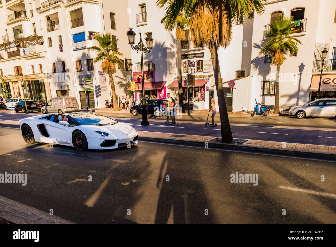 Lamborghini Aventador che circola nelle strade di Marbella, Málaga, Costa de Sol, Andalusia, Spagna, Europa Foto Stock