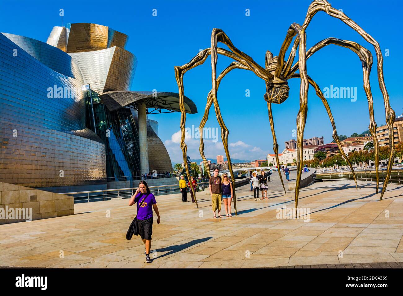 Maman, di Louise Bourgeois, è un monumentale ragno d'acciaio, così grande che può essere installato solo fuori delle porte, un'icona nella città di Bilbao. Permanente c Foto Stock