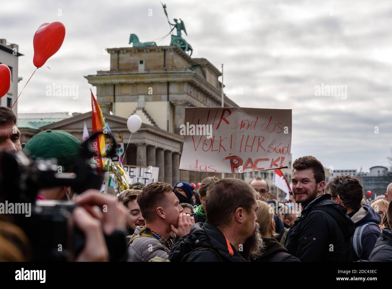 Germania, Berlino, 18 novembre 2020: I manifestanti possono essere visti accanto ad un banner che legge 'Siamo la gente, voi siete la folla' (tedesco: 'Wir sind das Volk! Ihr seid das Pack!') Nel quartiere governativo di Berlino, di fronte alla porta di Brandeburgo, dopo gruppi eterogenei intorno a Corona deniers, teorici della cospirazione e estremisti di destra hanno chiesto di bloccare l'accesso agli edifici governativi tedeschi. Sia il Bundestag che il Bundesrat hanno votato il 18 novembre 2020 sulle nuove norme previste per la legge sulla protezione delle infezioni. (Foto di Jan Scheunert/Sipa USA) Foto Stock