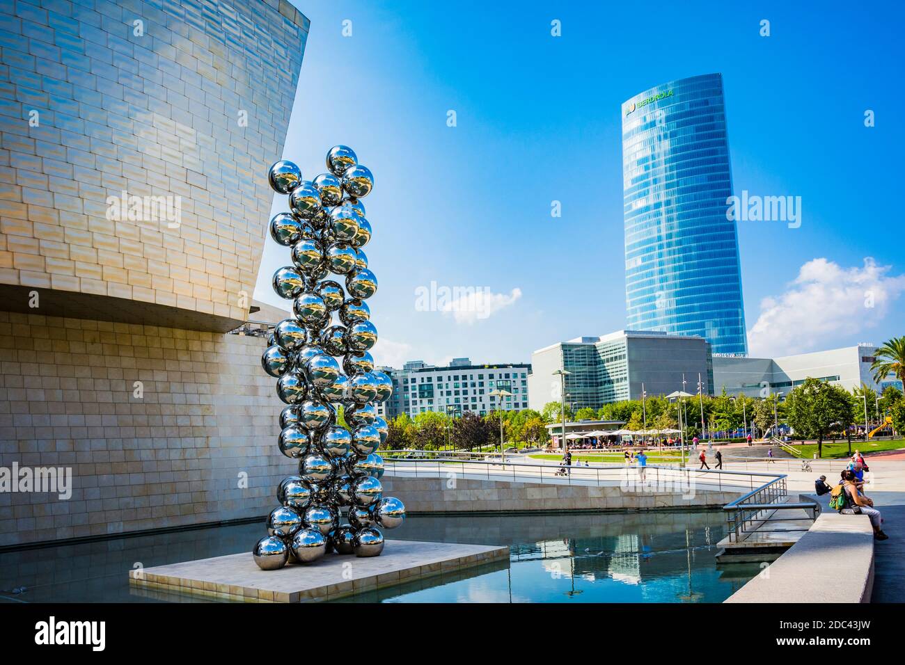 L'opera monumentale 'Tall Tree & the Eye', Anish Kapoor, 2009, installata fuori dal Museo Guggenheim, sullo sfondo della Torre Iberdrola. Bilbao, Foto Stock