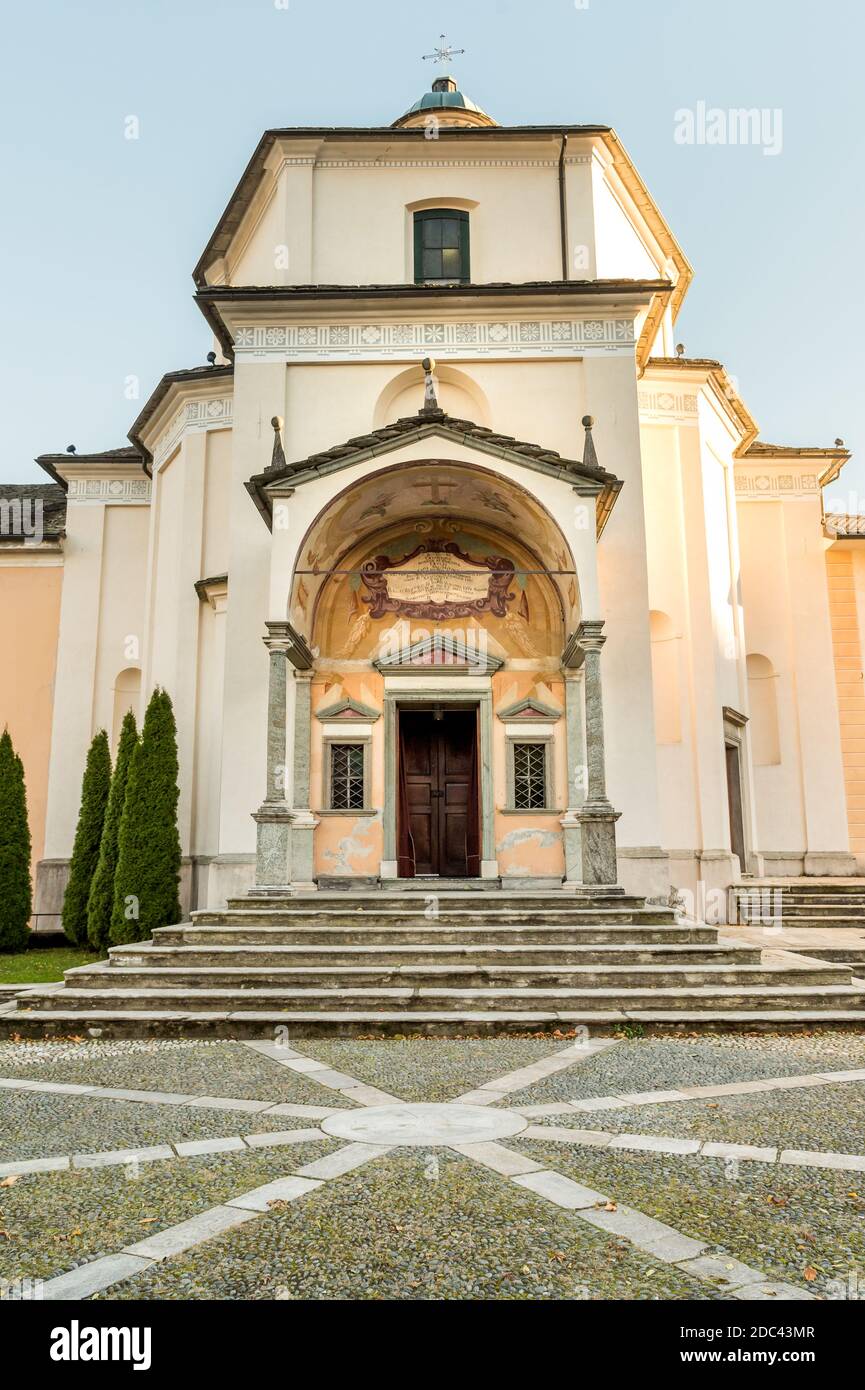 Veduta del Santuario del Crocifisso sul Sacro Monte Calvario sulla collina Mattarella, Domodossola, Piemonte, Italia Foto Stock