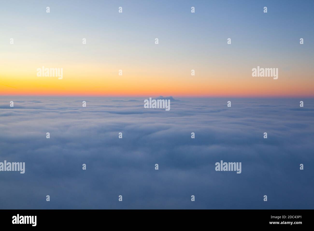Incredibile alba sopra le nuvole dalla cima della montagna nella Boemia Centrale Uplands, Repubblica Ceca Foto Stock