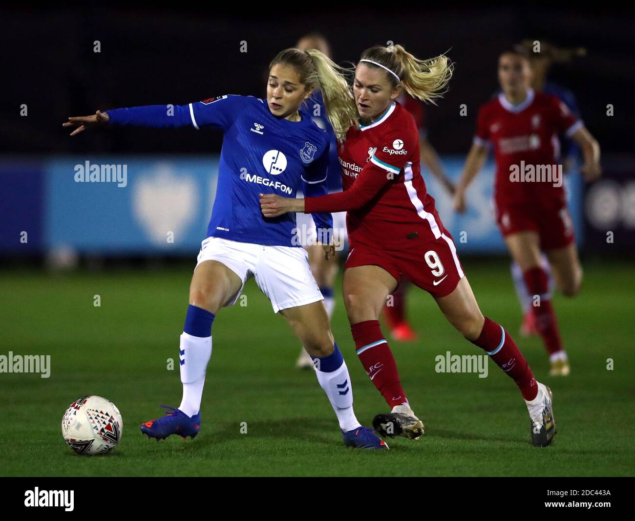 Poppy Pattinson di Everton (a sinistra) e Amalie Thestrup di Liverpool combattono per la palla durante la partita della Continental Cup al Walton Hall Park, Liverpool. Foto Stock