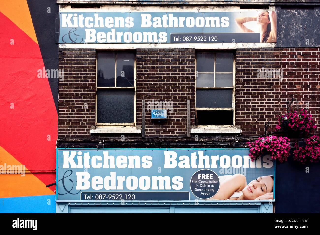 Cartelli pubblicitari sulla facciata di un edificio in mattoni, primo piano. Dublino, Repubblica d'Irlanda, Europa, Unione europea, UE Foto Stock