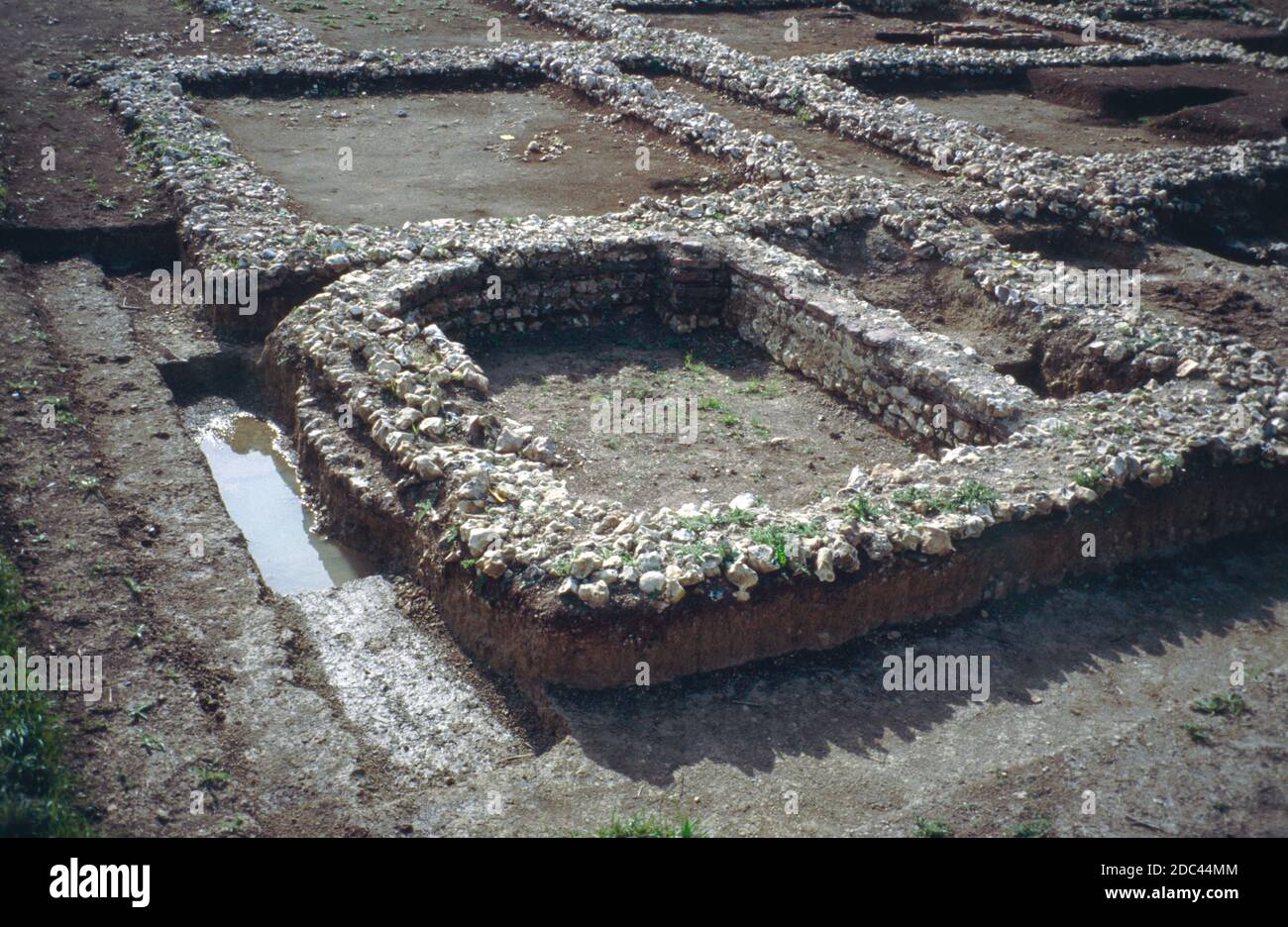 Beddingham Villa - rovine romane - scavi archeologici, agosto 1990. La villa romana a Beddingham fu scavata da David Rudling 1986–1992. La costruzione iniziò alla fine del i secolo d.C. e la villa fu occupata fino alla metà del IV secolo. Vi era una casa rotonda in legno costruita originariamente (circa 50 d.C.) prima che la costruzione romana cominciasse verso la fine del secolo. Scansione da diapositive. Foto Stock