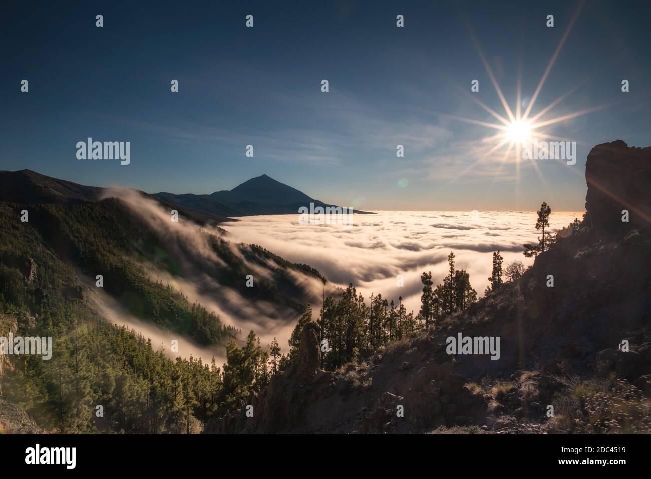 paesaggio montano e nuvola di mare e cielo blu Foto Stock