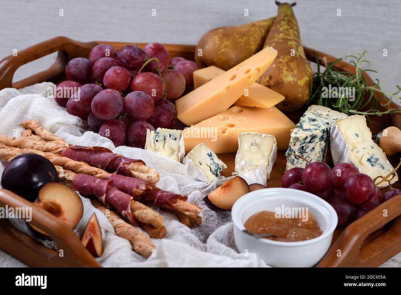 Antipasto. Piatto con croccanti grissini avvolti in sole-essiccati bacon, fette di formaggio brie, camembert, blue cheese radamer e moscato vitigno con unità FRU Foto Stock