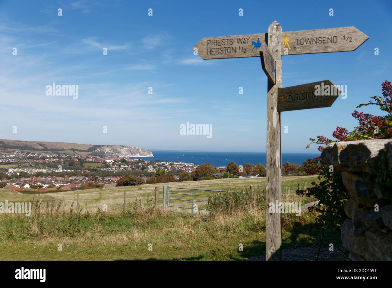 Sentiero segno con Swanage in distanza Dorset Foto Stock