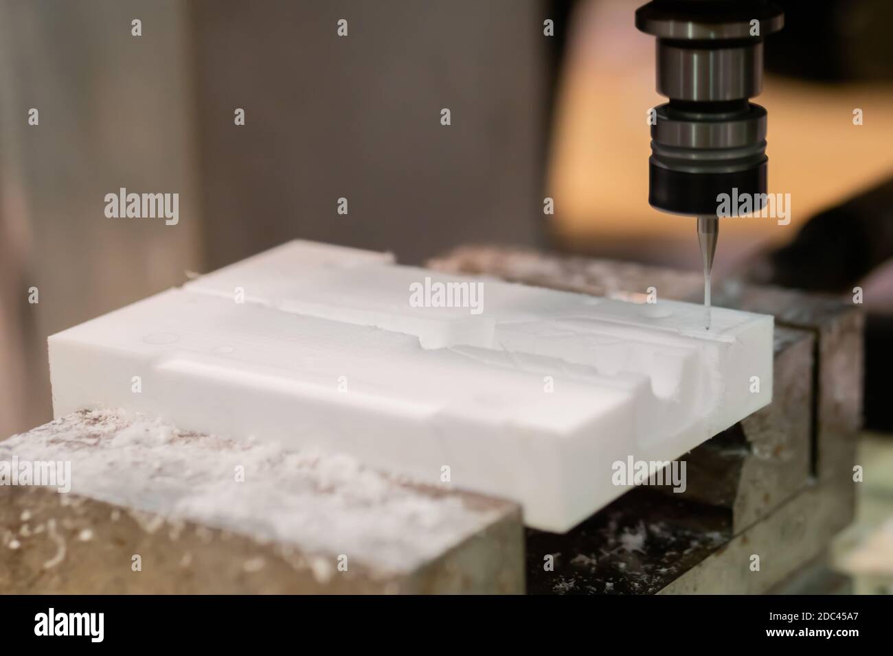 Fresatrice automatica per tornitura taglio di pezzi in pietra artificiale acrilica Foto Stock