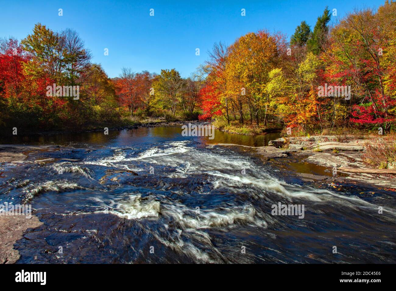 Le Cascate di Warnertown sono una bassa e graziosa cascata lungo il Tobyhanna Creek Nelle Pocono Mountains della Pennsylvania Foto Stock