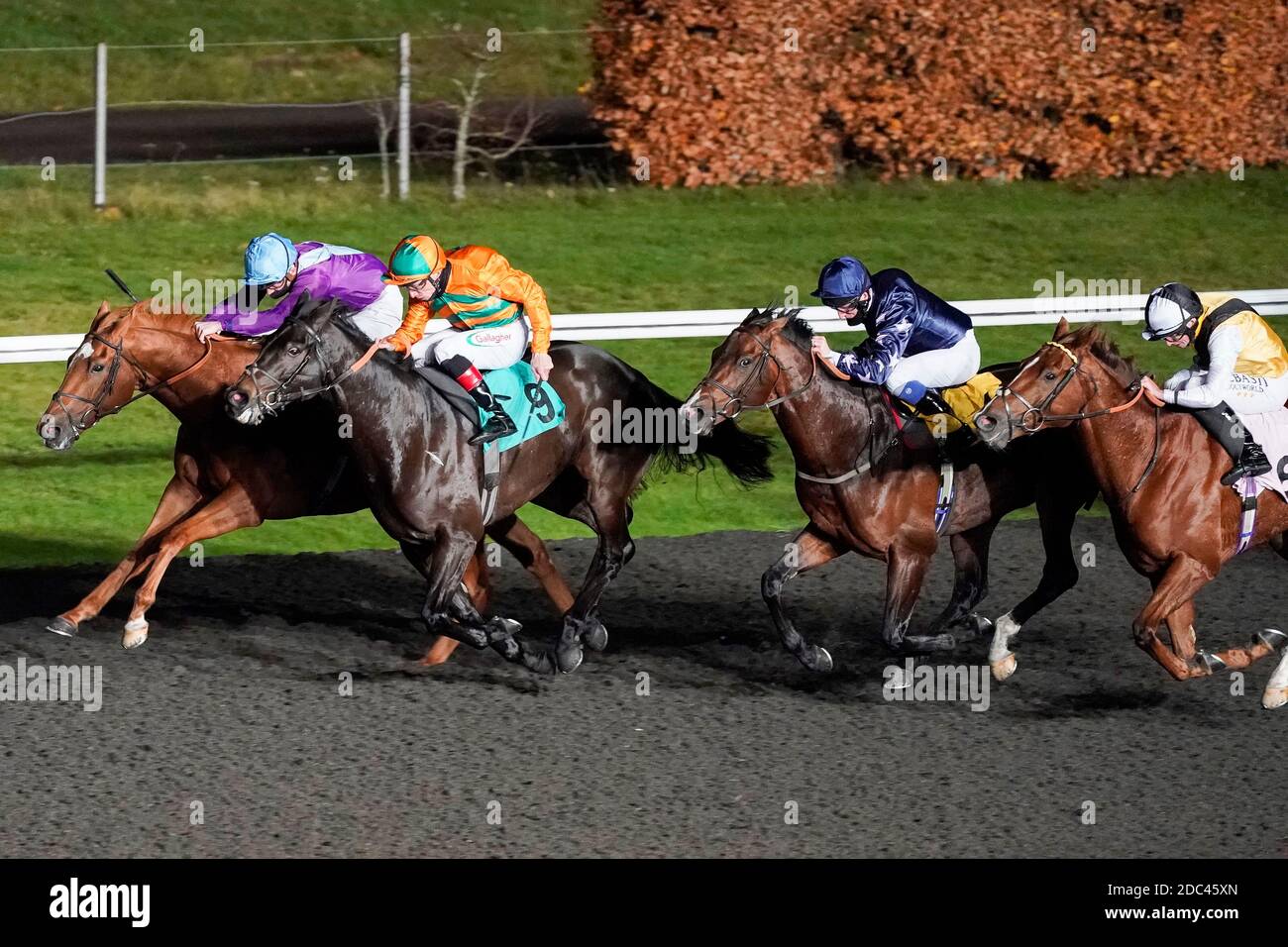 Rock Eagle guidato da Jockey Rob Hornby (a sinistra) vincere Unibet 3 Uniboosts UN giorno handicap al Kempton Park Racecourse. Foto Stock