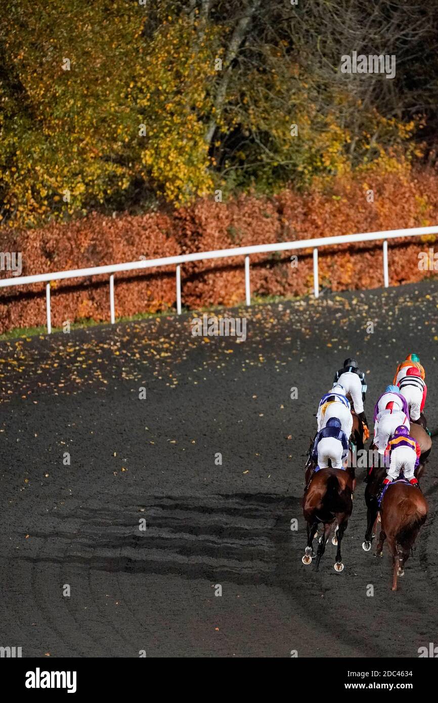 Una vista generale mentre i corridori si allontanano dal rettilineo durante l'Unibet 3 Uniboosts UN giorno handicap al Kempton Park Racecourse. Foto Stock