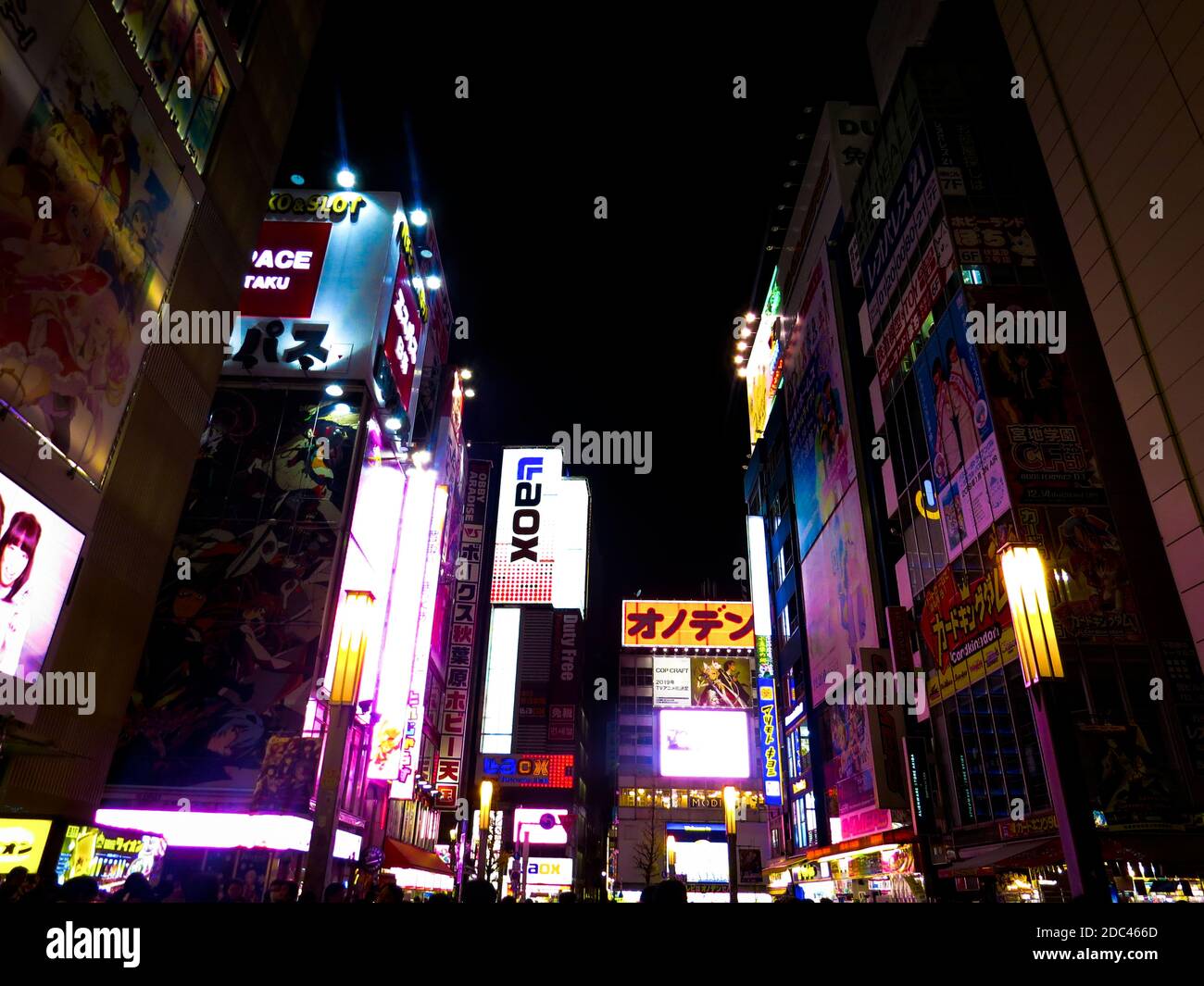 Godetevi la vibrante Akihabara di notte a Tokyo, Giappone! Foto Stock