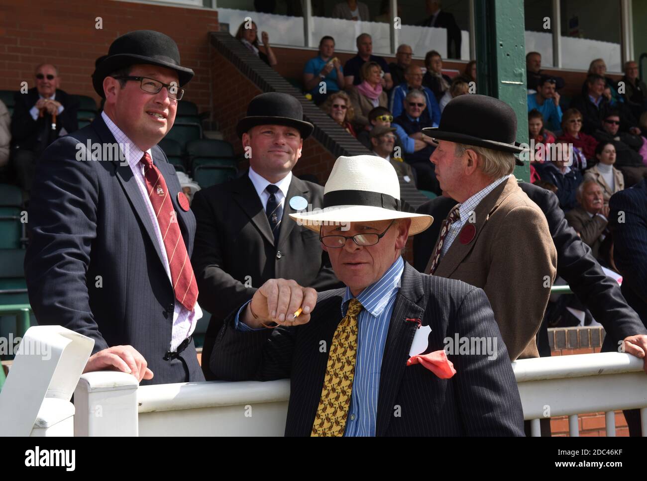 Giudici che indossano cappelli bowler allo Staffordshire County Show Foto Stock