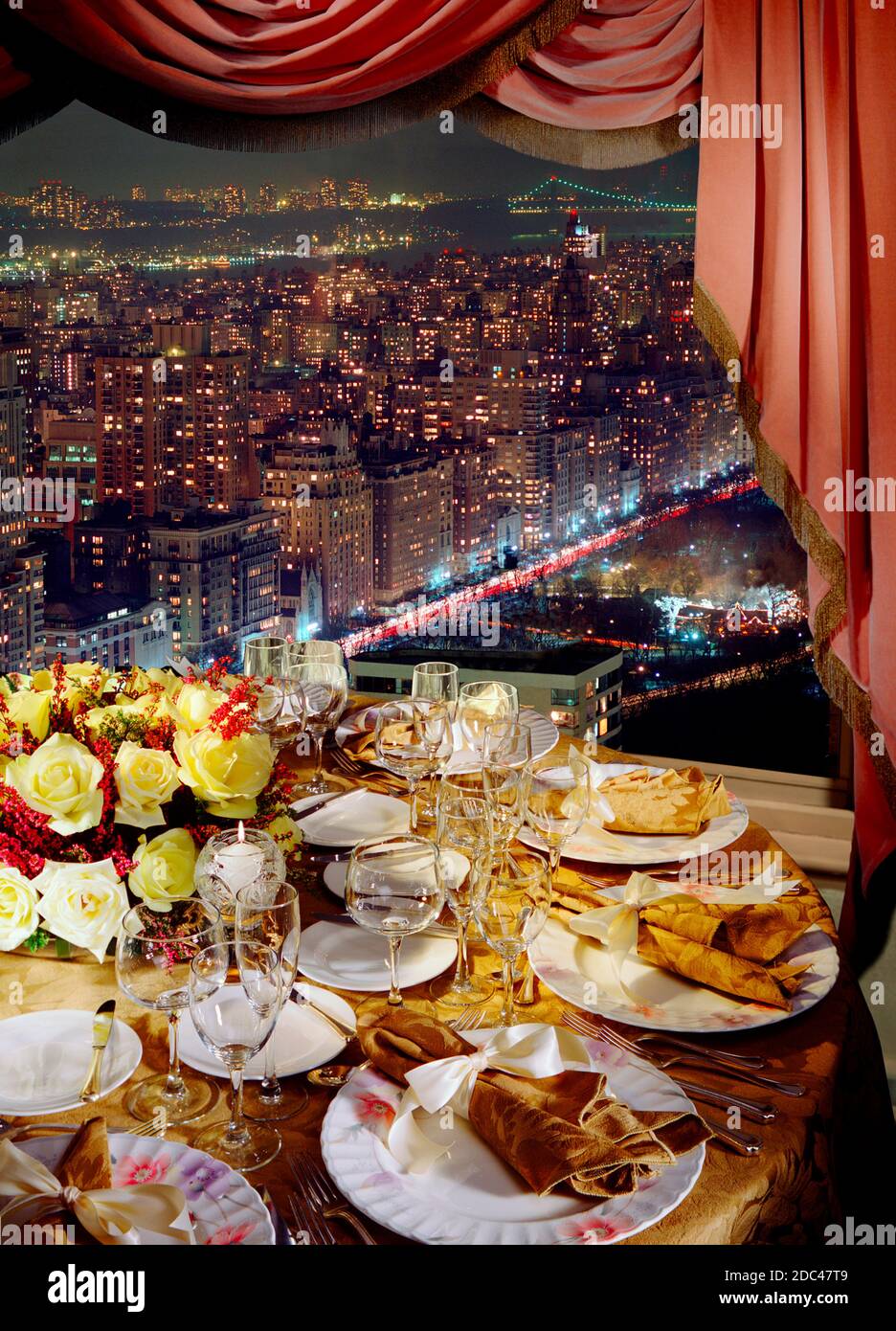 Cena formale con tavolo da pranzo di notte con vista di Central Park West e del George Washington Bridge. Rose gialle per il pezzo centrale floreale. Foto Stock