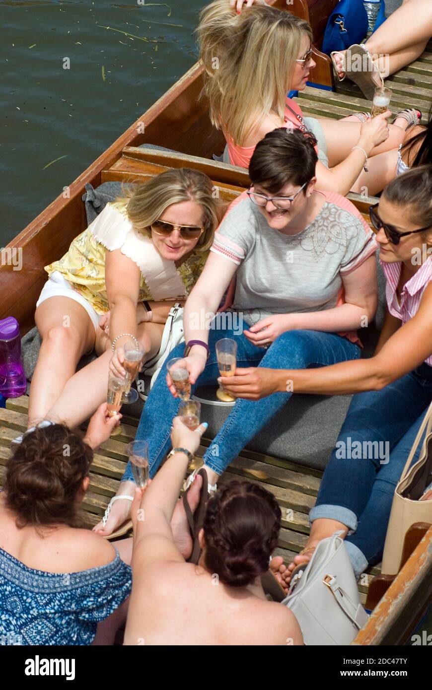 Hen Party Punting sul fiume Cam Foto Stock