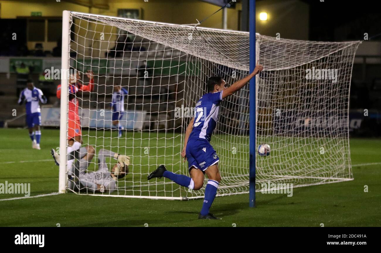 Josh Hare (centro) di Bristol Rover celebra il quarto gol del suo fianco durante la partita del Southern Group D del Papa John's Trophy al Memorial Stadium di Bristol. Foto Stock