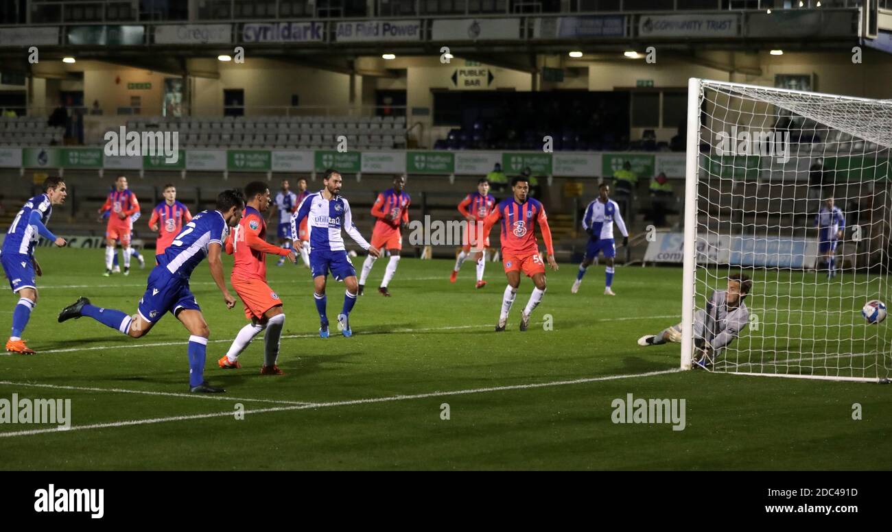 Josh Hare di Bristol Rover (terza a sinistra) segna il quarto gol del suo fianco durante la partita del Southern Group D del Papa John's Trophy al Memorial Stadium di Bristol. Foto Stock