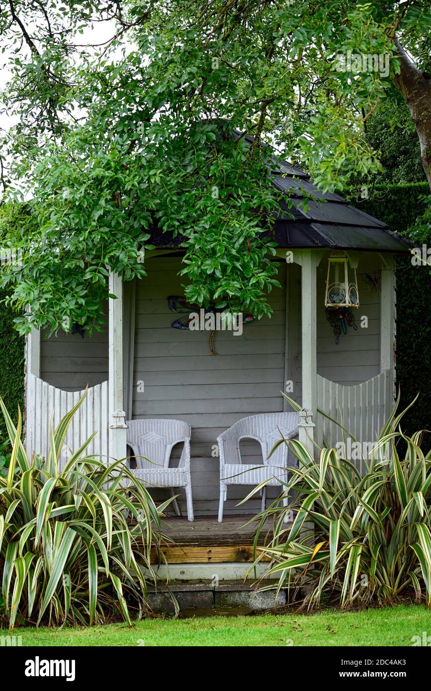 Gazebo in legno, giardino, design, posti a sedere, posti a sedere in vimini, rifugio, tranquillo, spazio, sala esterna, soggiorno all'aperto, giardini, RM Floral Foto Stock