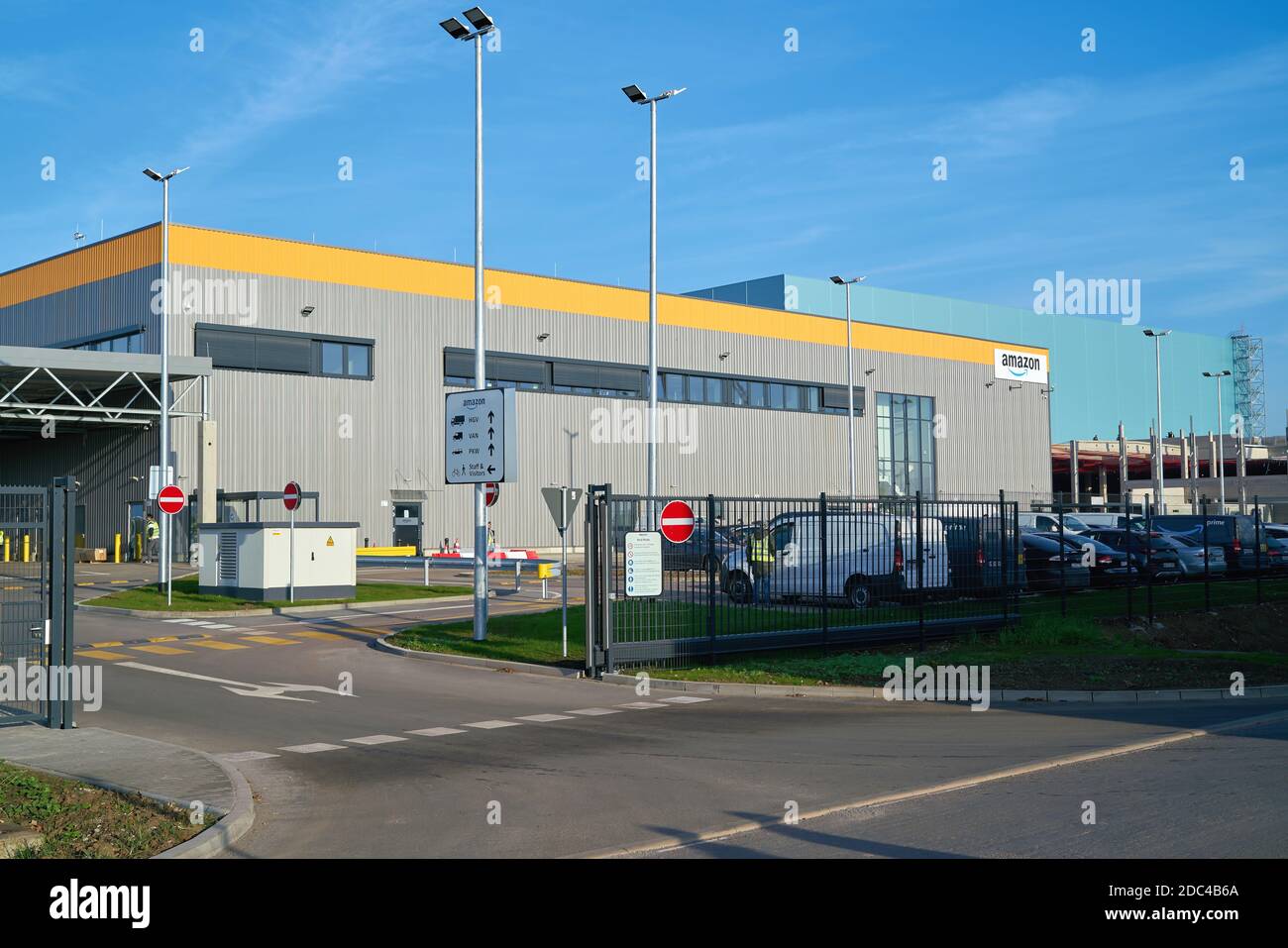 Magazzino di distribuzione della società di ordini di posta online Amazon  in Un parco industriale a Magdeburgo in Germania Foto stock - Alamy