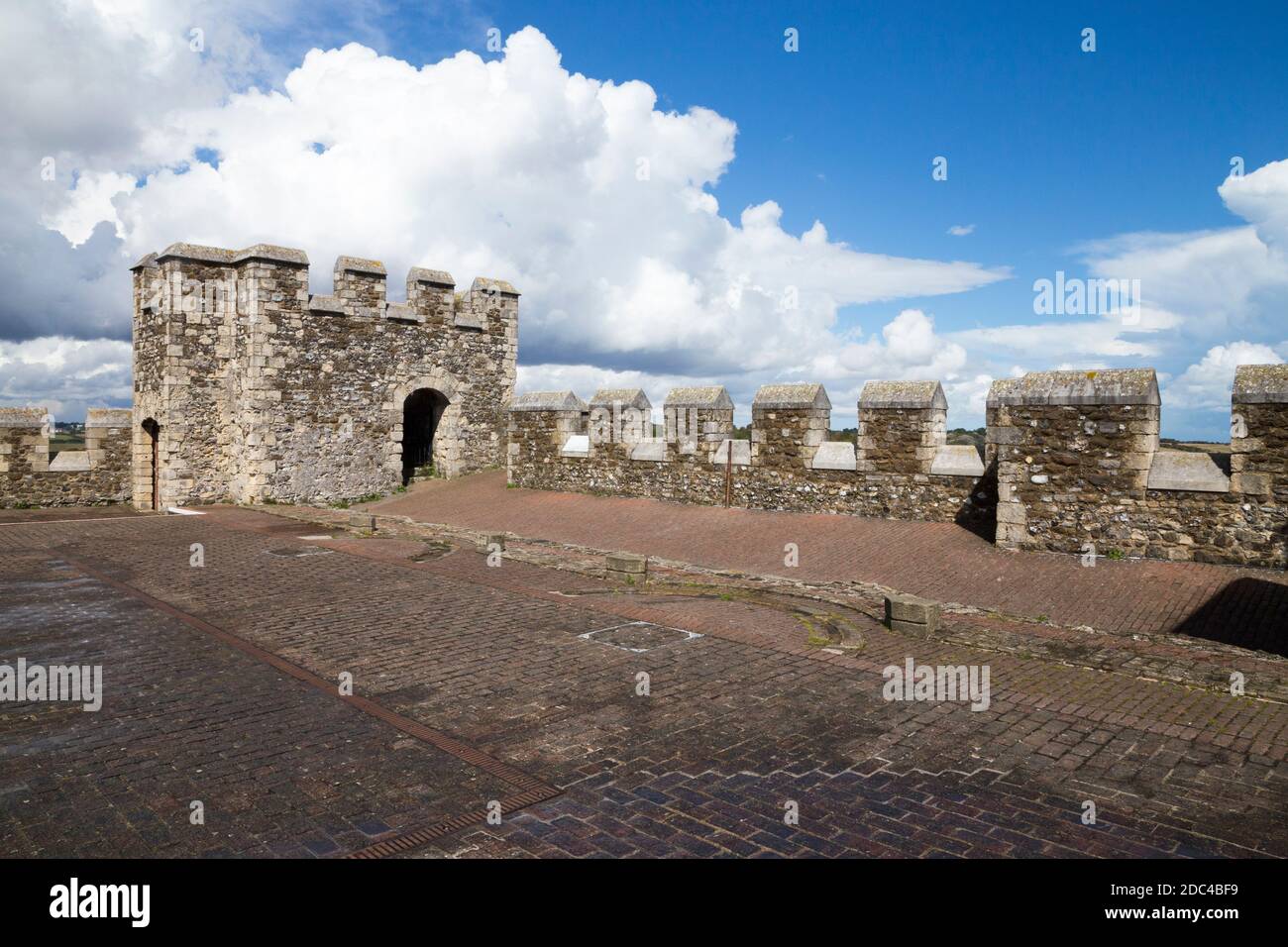 Il tetto e la torre d'angolo con le pareti castellate in cima alla Grande Torre del Castello di dover, dover, Kent. REGNO UNITO. Nella soleggiata giornata estiva con cielo blu e sole. (121) Foto Stock