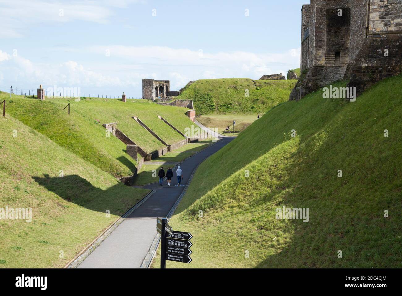 Difese tra la parete esterna della tenda (sinistra) e le pareti interne del circuito del Castello di dover, dover, Kent. REGNO UNITO. La Torre Avranches è al centro a sinistra contro il cielo blu. (121) Foto Stock