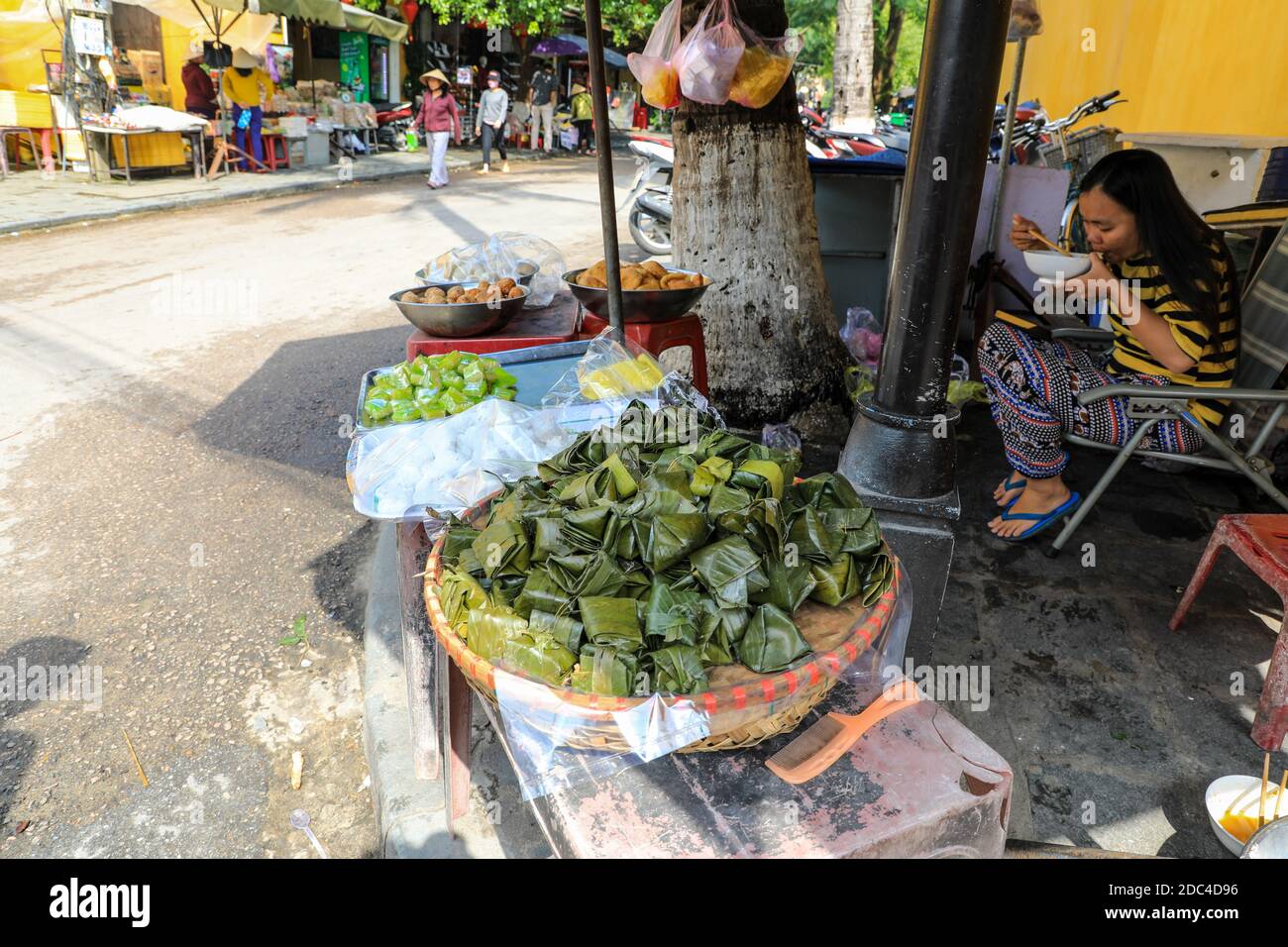 Un venditore di cibo di strada che vende e mangia il suo proprio cibo, Hoi An, Vietnam, Asia Foto Stock