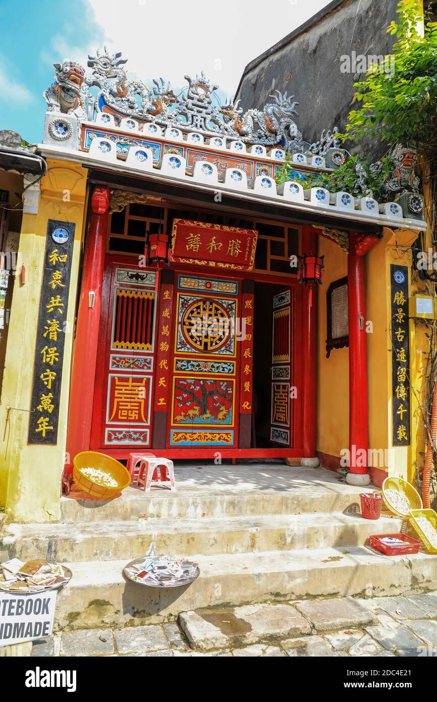 Un edificio di tempio ornato, Hoi An, Vietnam, Asia Foto Stock