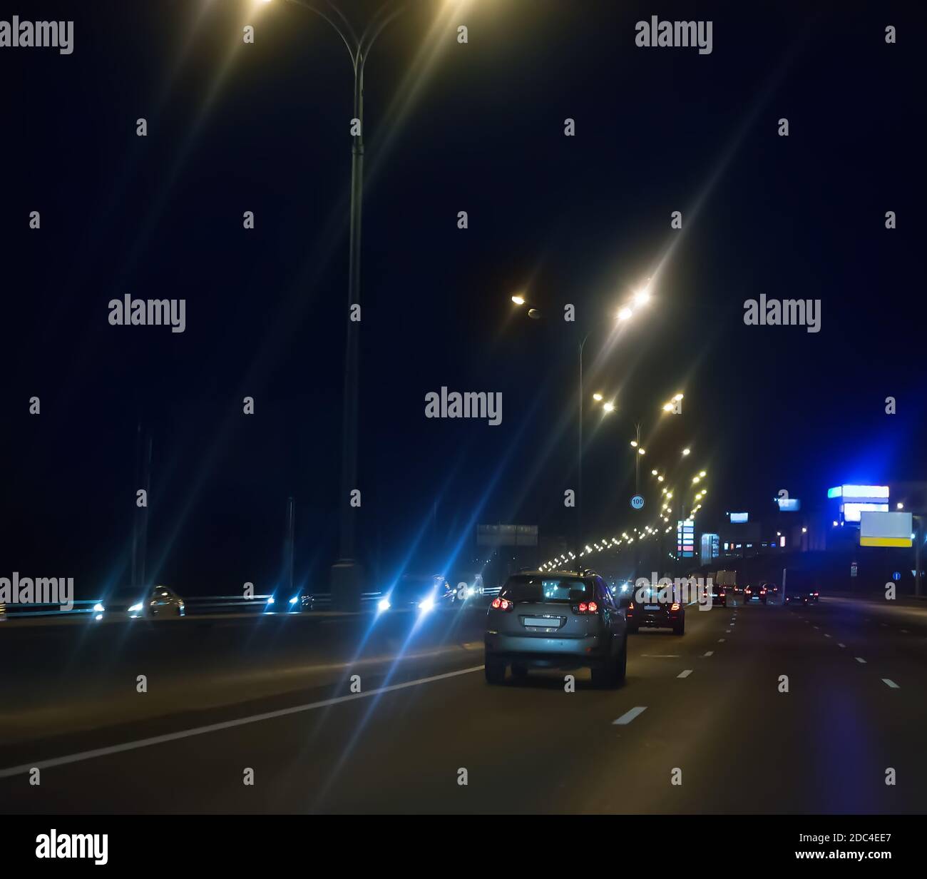 le auto moderne vanno in città di notte Foto Stock