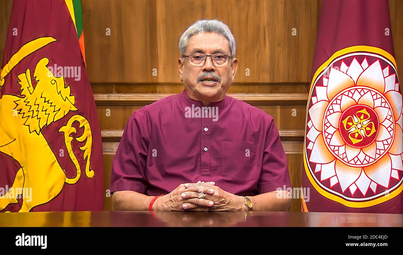 (201118) -- COLOMBO, 18 novembre 2020 (Xinhua) -- il presidente dello Sri Lanka Gotabaya Rajapaksa ha pronunciato un discorso sul suo primo anniversario da quando è stato giurato come presidente a Colombo, Sri Lanka, il 18 novembre 2020. Gotabaya Rajapaksa ha detto Mercoledì in un discorso speciale alla sua nazione che il governo era pronto a rafforzare gli sforzi per combattere la pandemia COVID-19, la corruzione e la povertà. (Divisione Media/Handout del Presidente dello Sri Lanka via Xinhua) Foto Stock