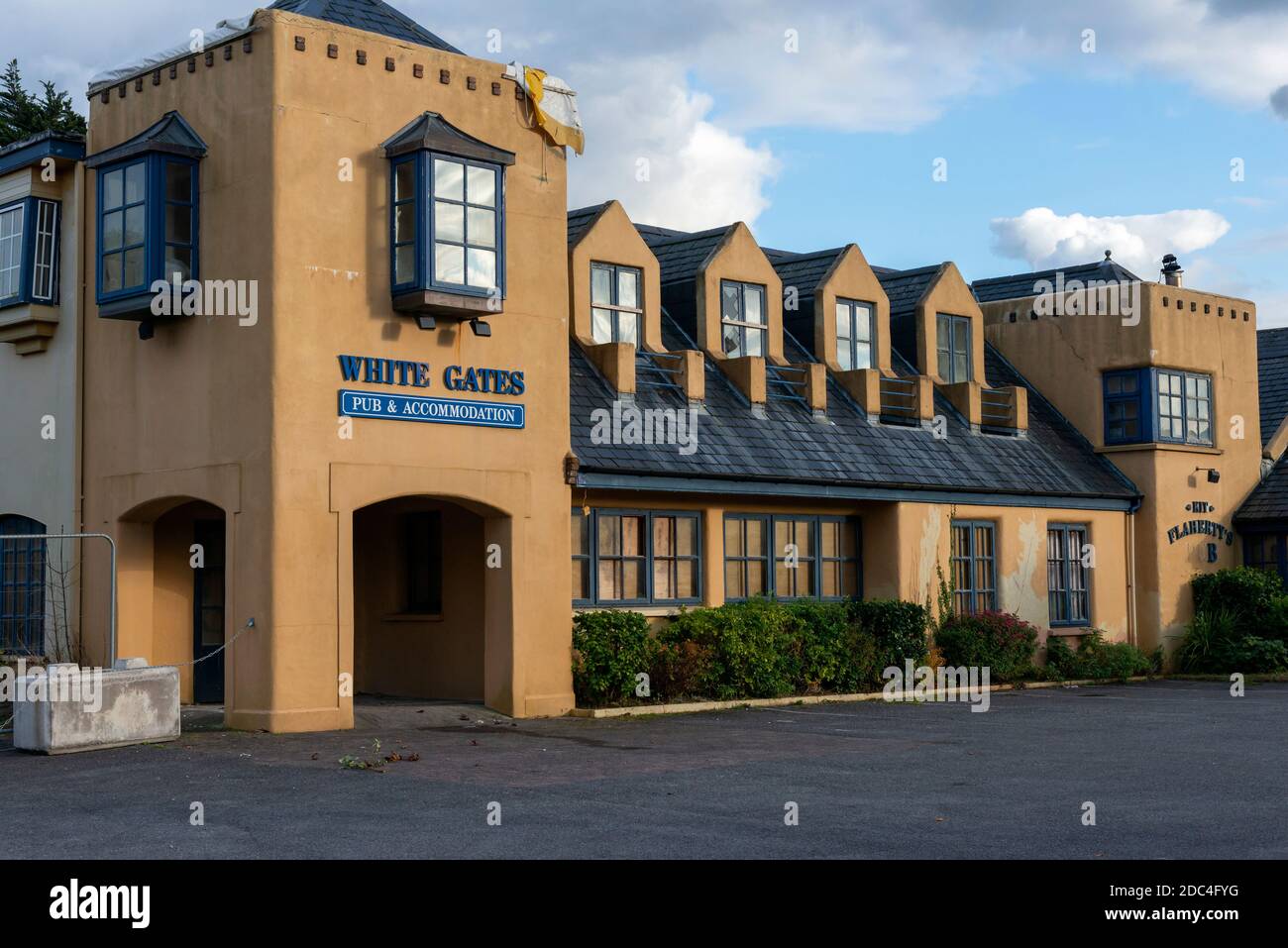 The CLOSED White Gates Pub and Hotel and Flaherty's Bar a Killarney, County Kerry, Irlanda Foto Stock