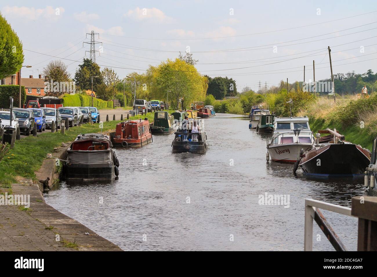 Barca stretta che naviga sul canale a Beeston Lock River Trent Nottingham Foto Stock