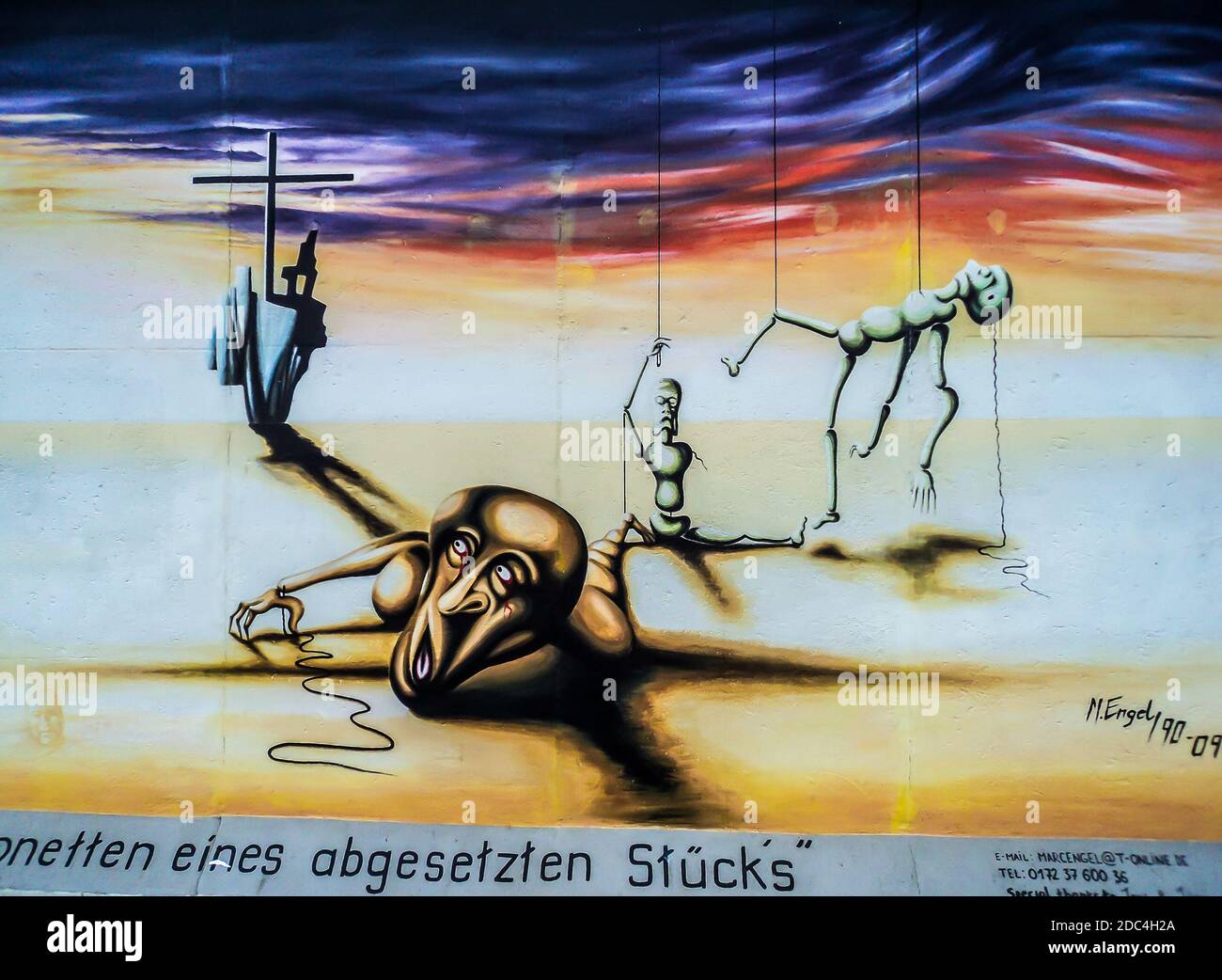La East Side Gallery di Berlino, Germania. Uno dei murales dipinti direttamente su un lungo residuo del Muro di Berlino. Foto Stock
