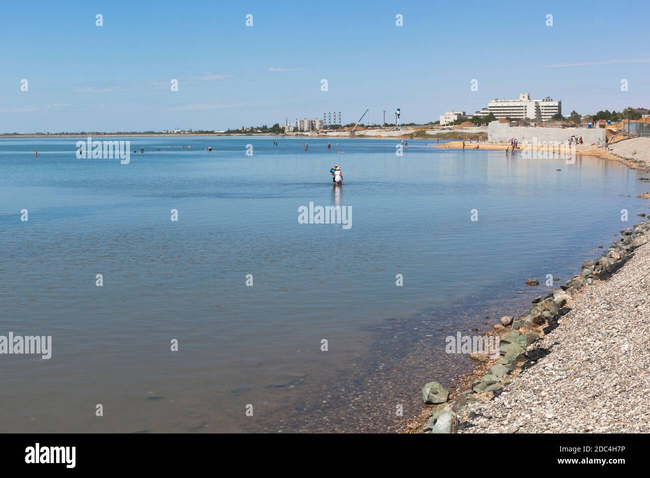 Saki, Crimea, Russia - 23 luglio 2020: Lago di Saki con i vacanzieri impegnati nella fangoterapia nella città di Saki, Crimea Foto Stock