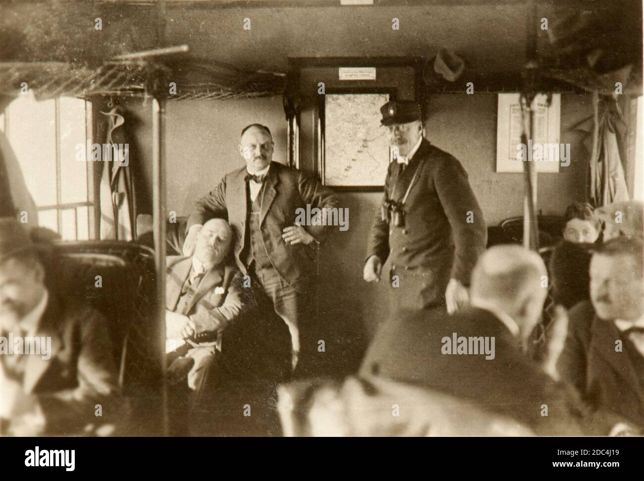 Passeggeri a bordo della nave Bodensee durante un volo notturno nel 1919 Foto Stock