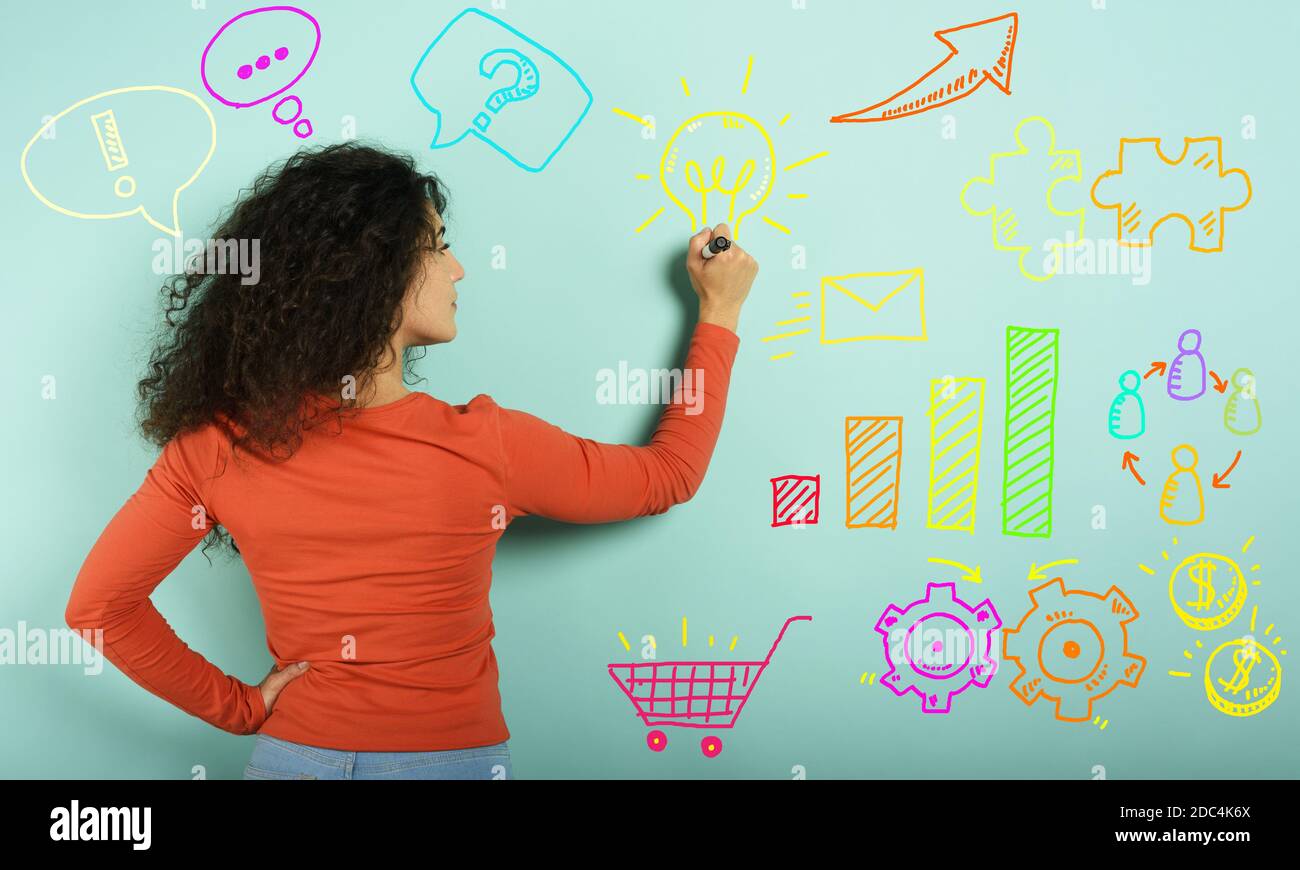 Donna scrivere un progetto con una penna. Concetto di innovazione e startup. Sfondo ciano Foto Stock