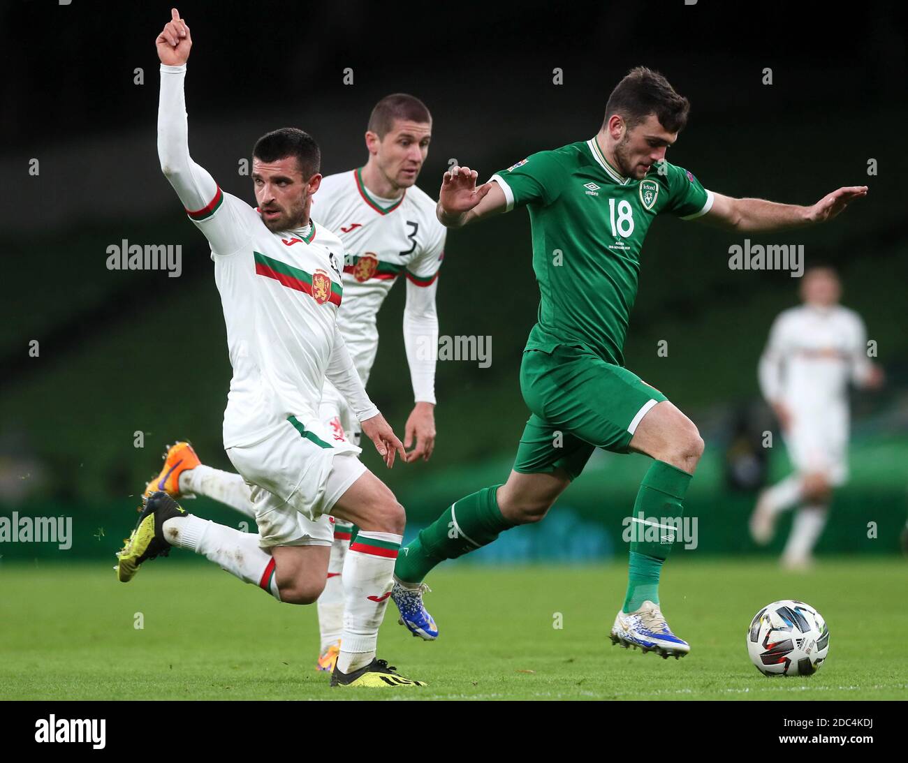 La Repubblica d'Irlanda Troy Parrott (destra) combatte per la palla con Aleksandar Vasilev (a sinistra) e Georgi Angelov durante la partita della UEFA Nations League allo stadio Aviva di Dublino. Foto Stock