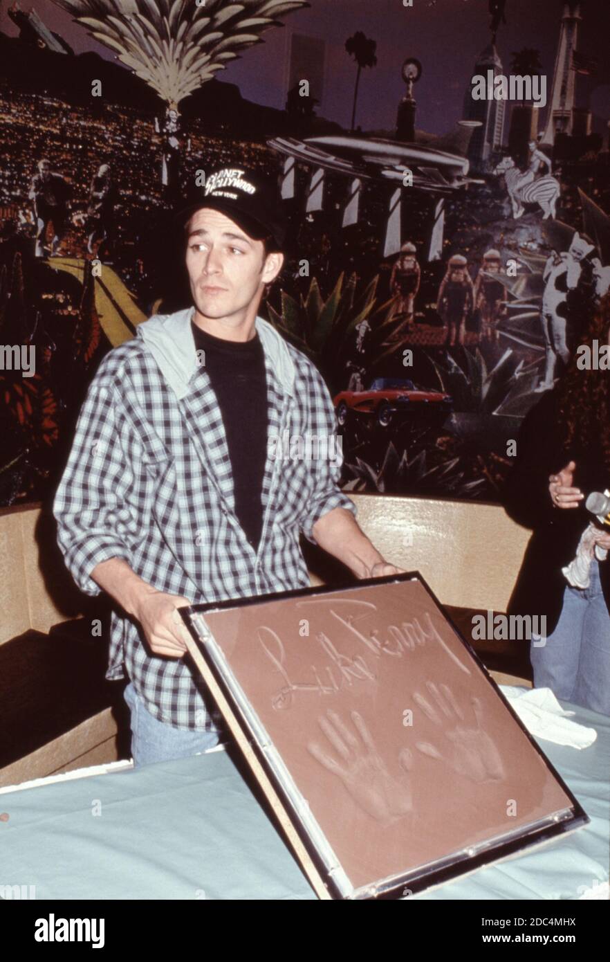 Beverly Hills 90210 attore Luke Perry al Planet Hollywood di New York, 4 febbraio 1993, mostra le sue stampe a mano e autografo in una lastra di cemento. Foto Stock