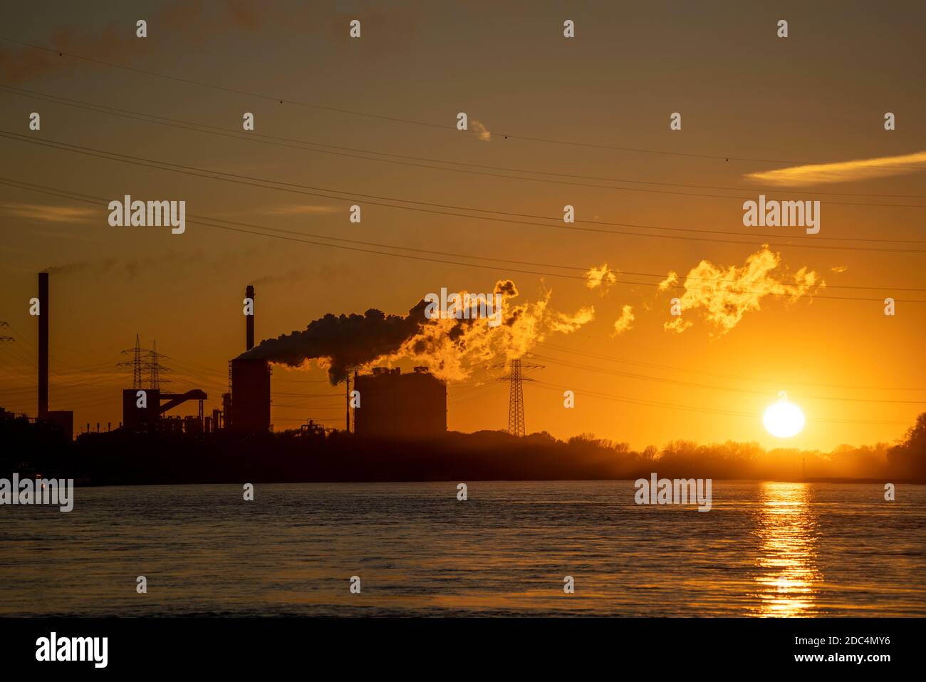 Tramonto, vista sul Reno e sulle acciaierie di Hüttenwerke Krupp Mannesmann, cimeria, Duisburg, NRW, Germania Foto Stock