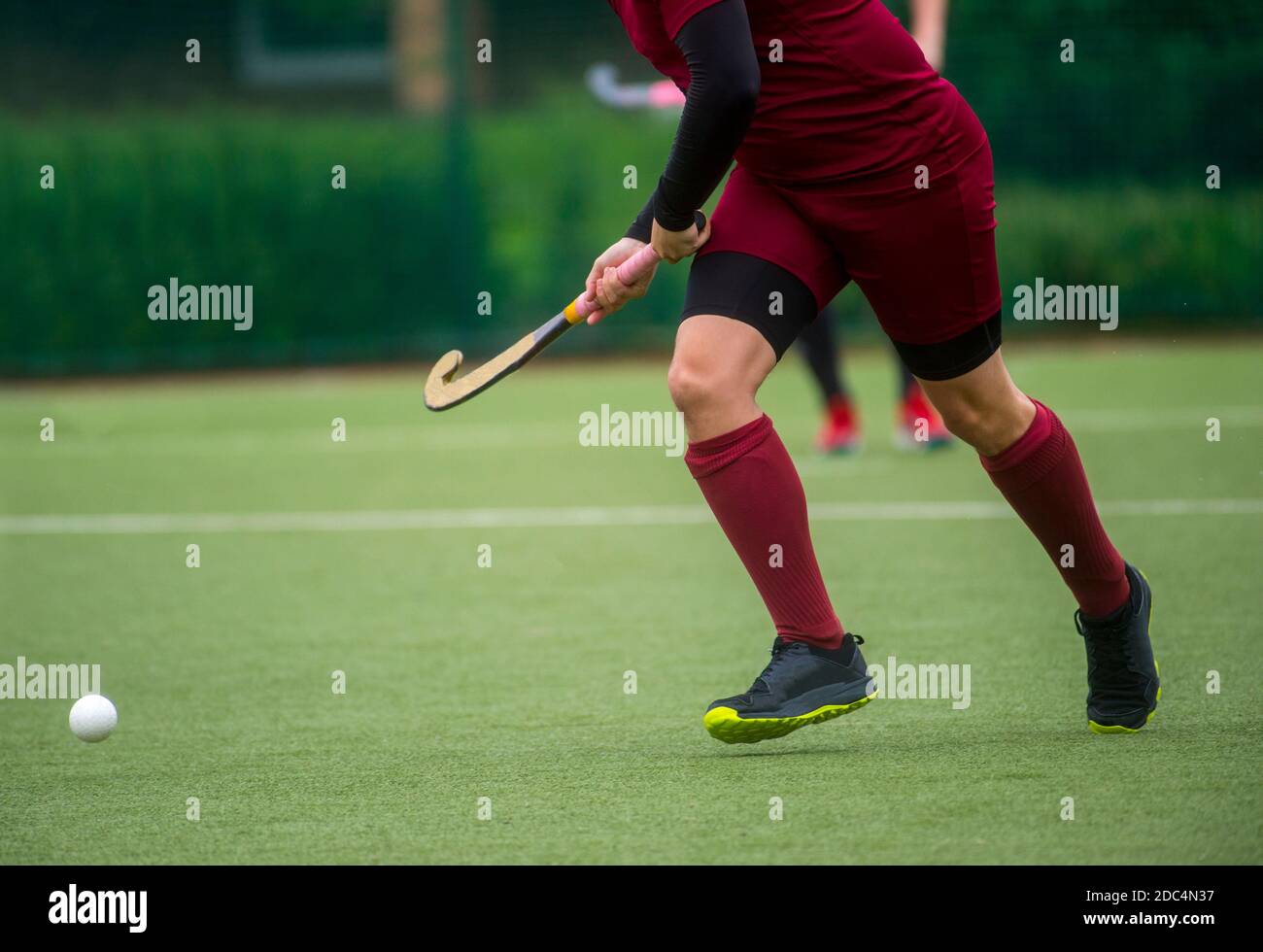 Giocatore di Hockey sul campo, pronto a passare la palla a un compagno di squadra. Concetto di sport di squadra. Foto Stock
