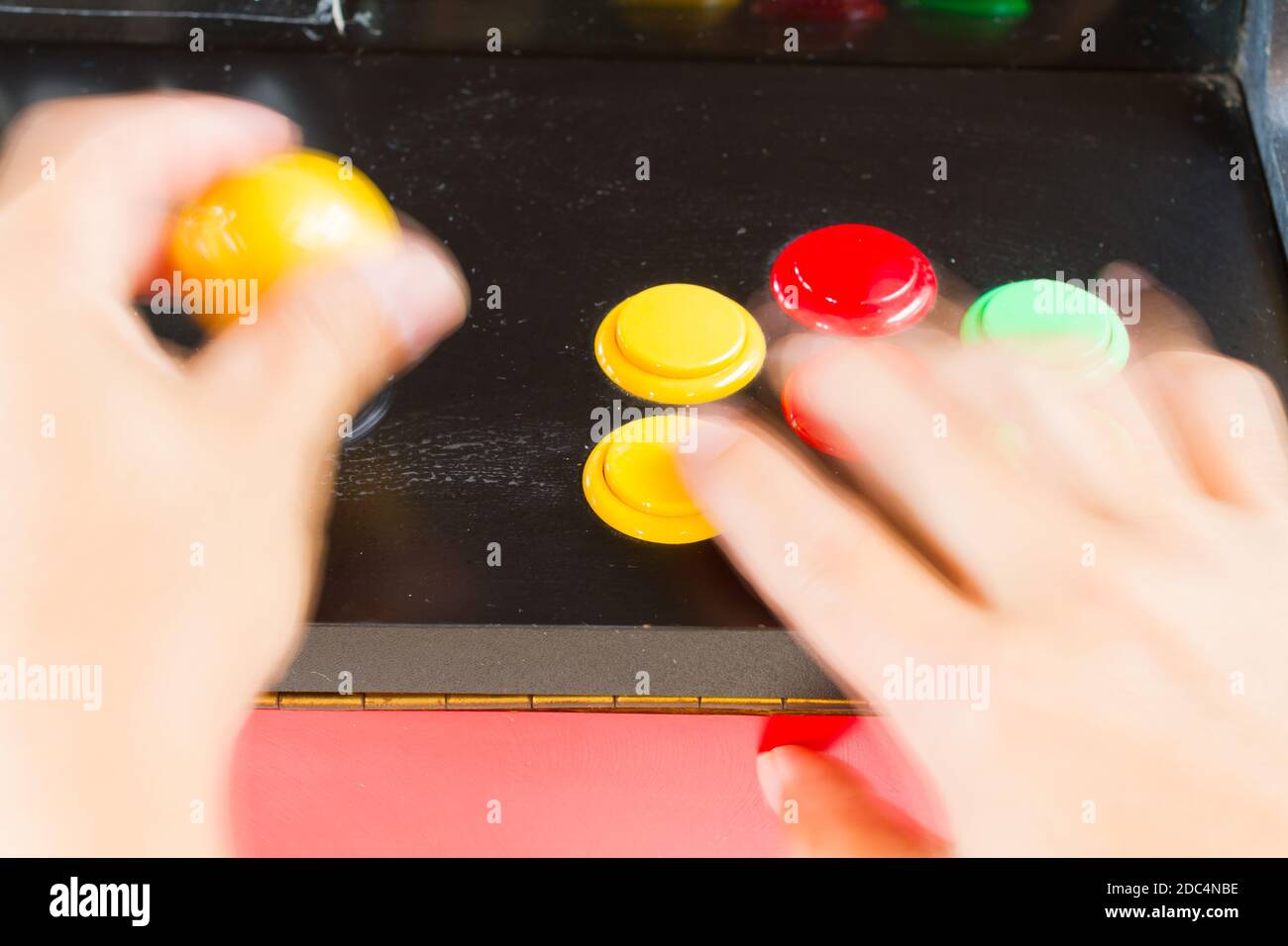 mani in movimento che giocano un vecchio videogioco arcade Foto Stock