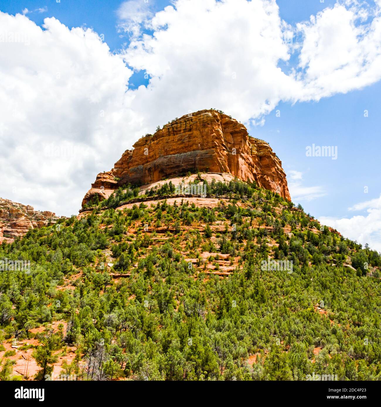 Sedona, Arizona, torreggiante formazione rocciosa Foto Stock