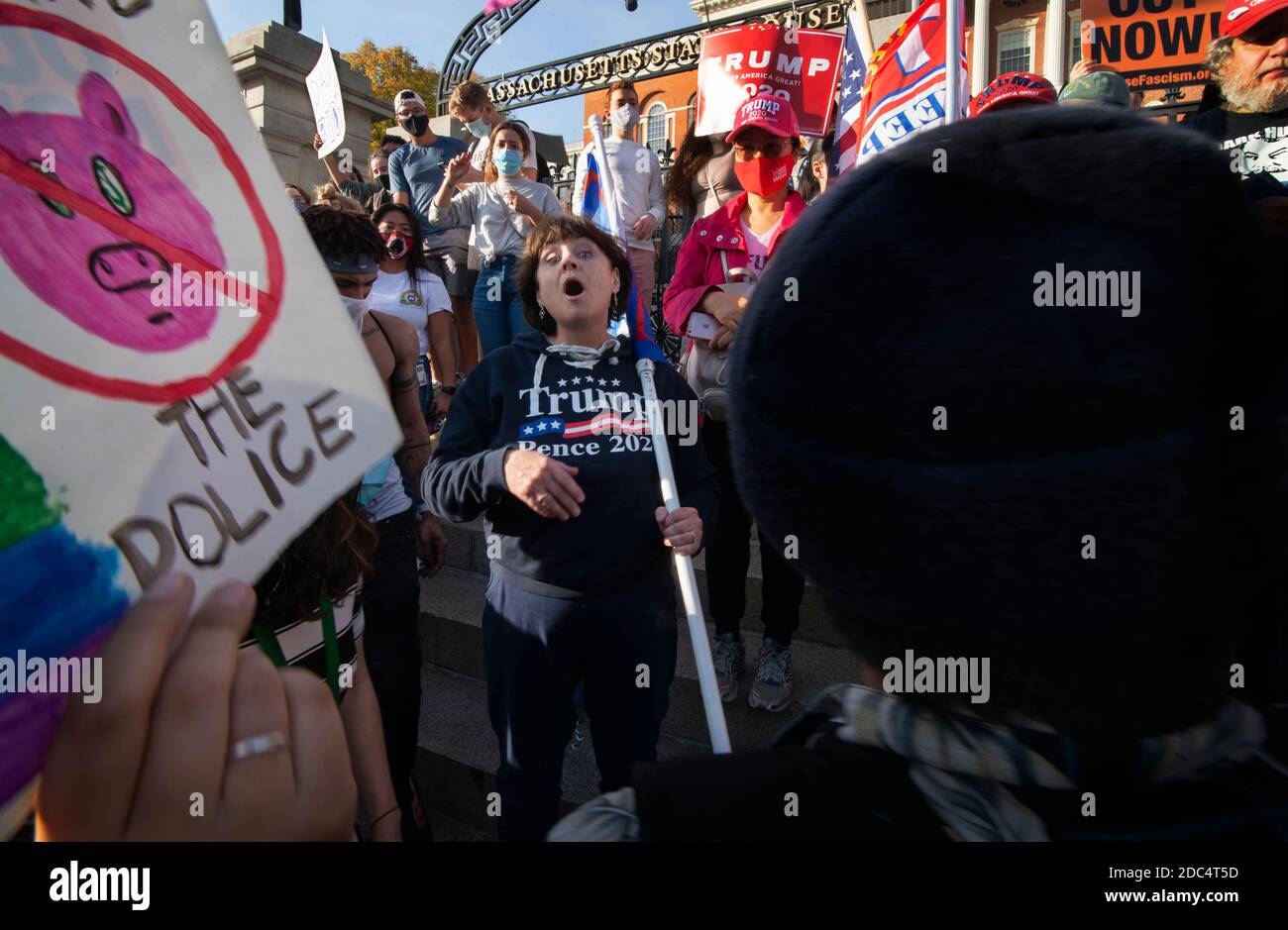 Reazione alla fine delle elezioni presidenziali americane del 2020 a Boston, ma, USA. 07 Nov 2020. I sostenitori di Pro-Biden si confrontano CON UN piccolo gruppo di sostenitori di Donald Trump sui gradini della casa di Stato del Massachusetts a Boston dopo l'annuncio da parte dei media statunitensi che il Biden aveva vinto l'elezione. Anche se Boston richiede di indossare una copertura o una maschera in pubblico, la maggior parte dei sostenitori di Trump non lo ha fatto. Foto Stock