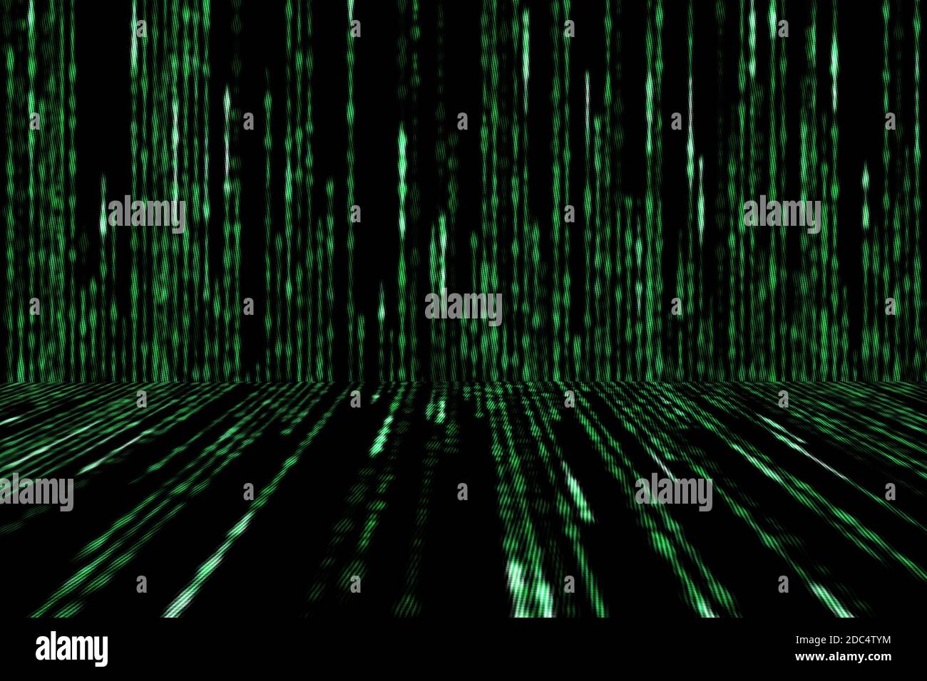 Matrix computer generava simboli su sfondo nero in stile mezzitoni, concetto di prospettiva Foto Stock