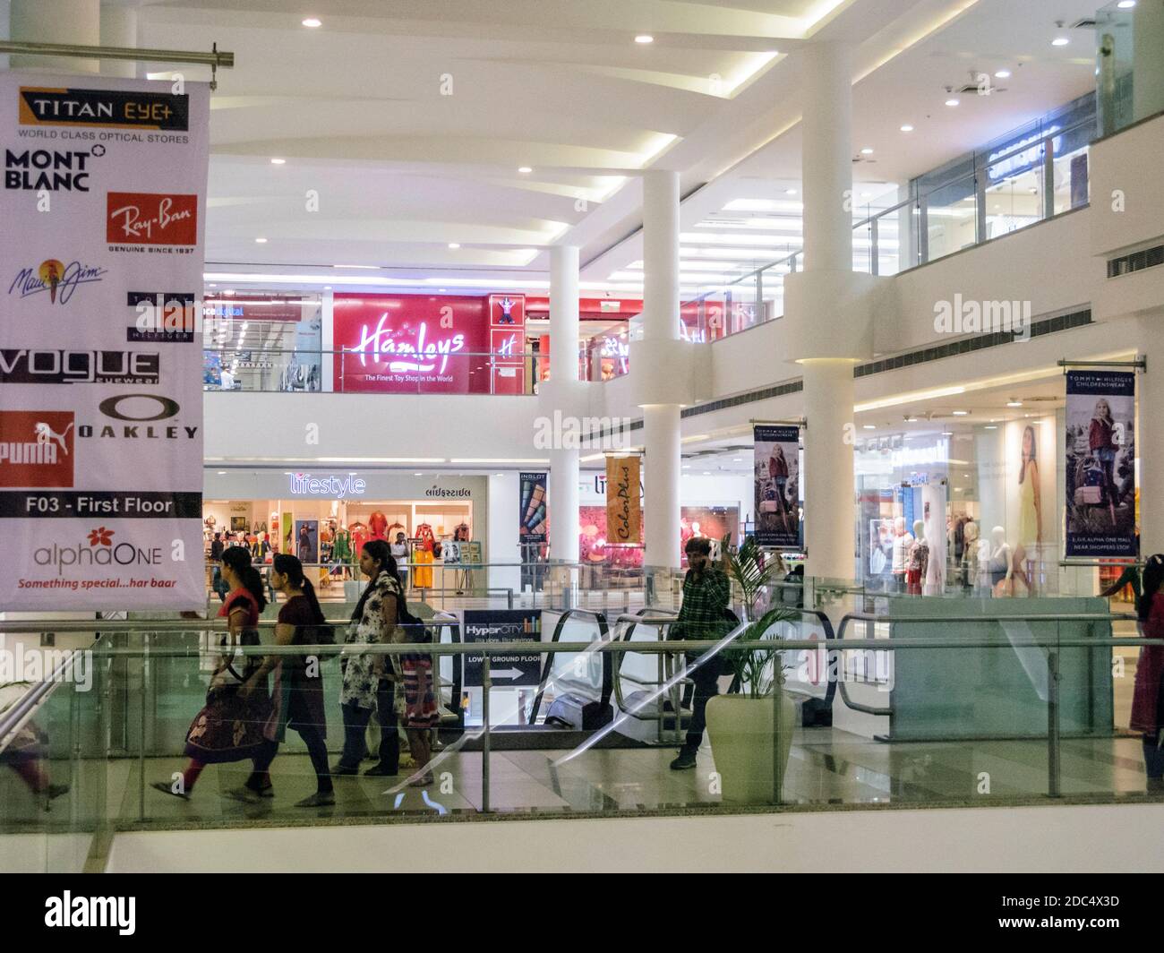 India, Gujarat, Ahmedabad, Vastrapur, centro commerciale Alpha One Mall che include una catena britannica di negozi di giocattoli Hamleys e molti altri punti vendita occidentali. Foto Stock