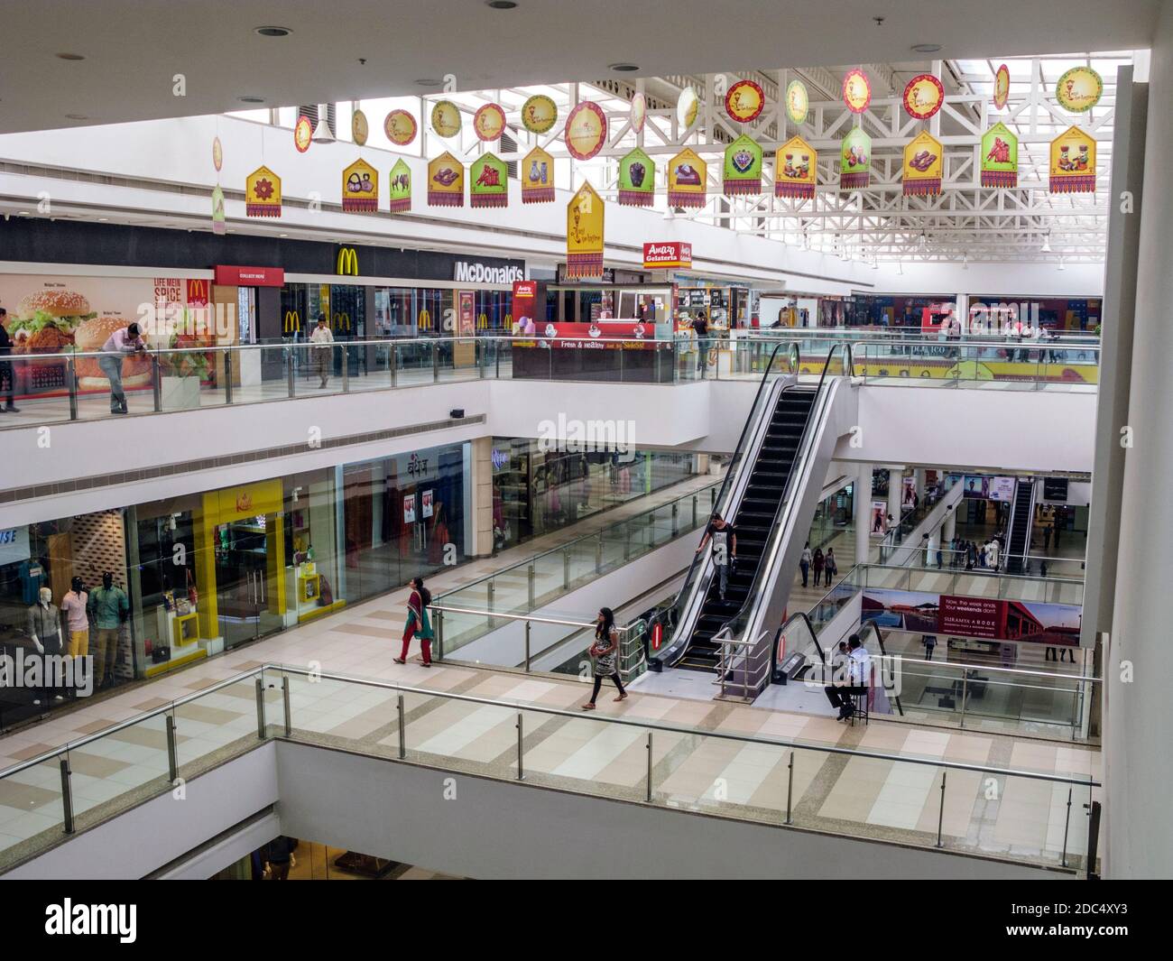 India, Gujarat, Ahmedabad, Vastrapur, centro commerciale Alpha One Mall, che include un fast food McDonald's in stile USA. Foto Stock