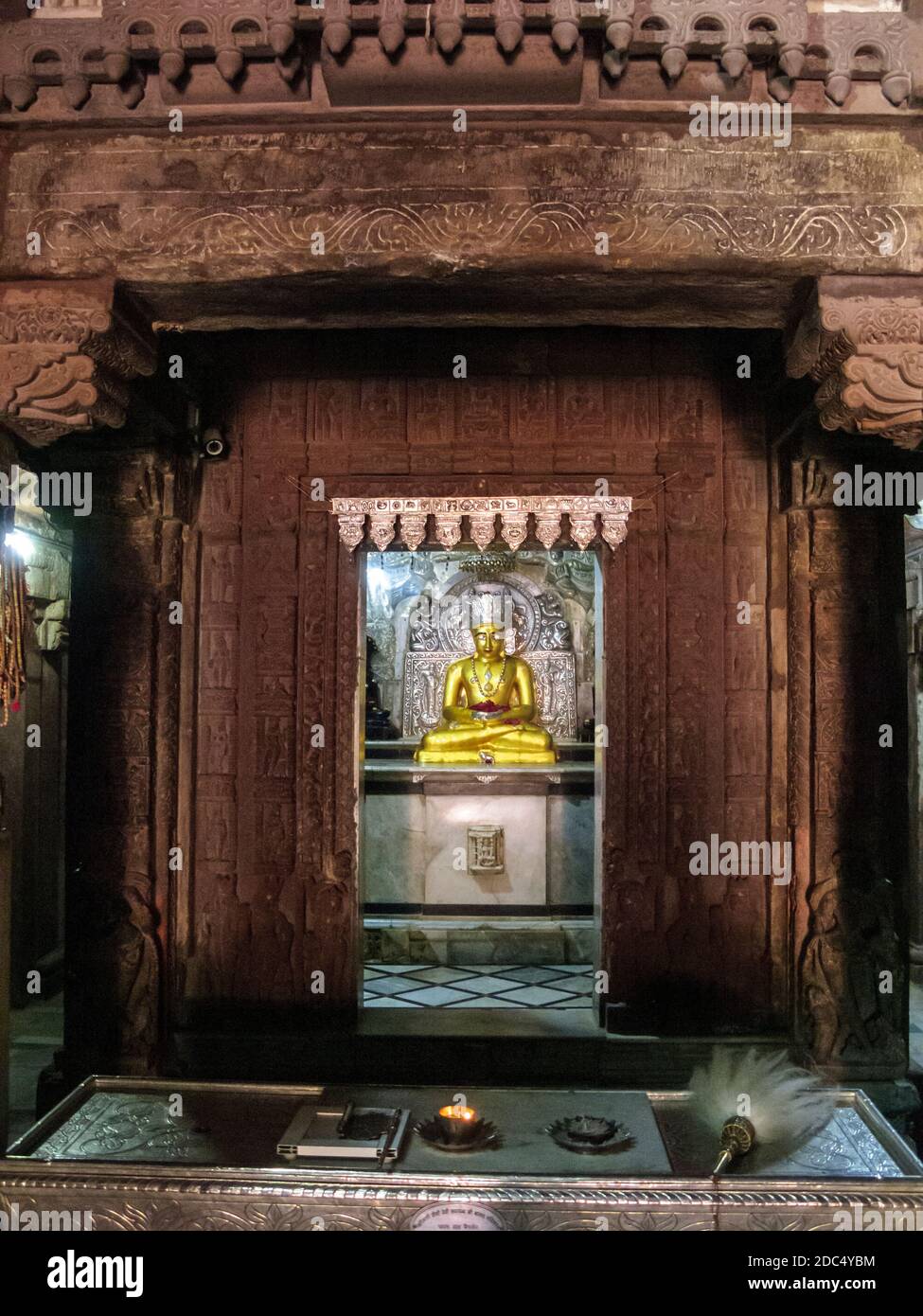India, Rajasthan, Osian, vicino Jodhpur. Antico tempio di Jain dedicato al 24° Jain Tirthankar Mahavir Swami. Statua del Signore Mahavira. 2500 anni. Foto Stock