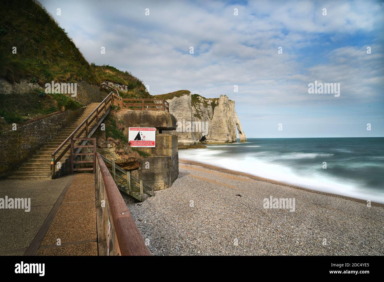 Un vecchio bunker della seconda guerra mondiale che guarda fuori per vedere sotto le belle scogliere di etretat, francia Foto Stock