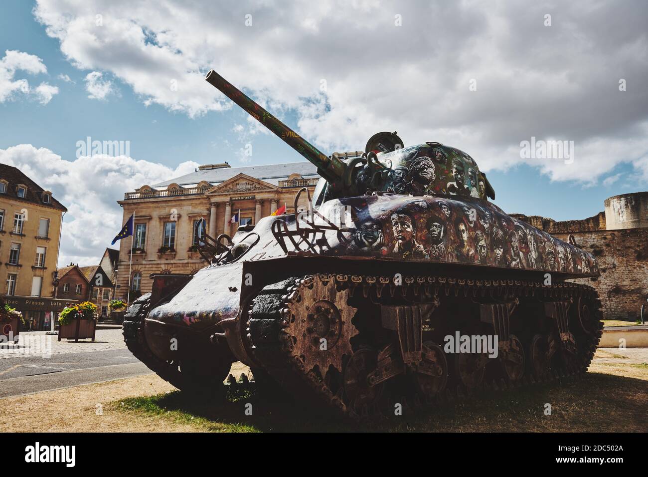 Il carro armato della seconda guerra mondiale nel cuore del Città francese di Falaise Foto Stock