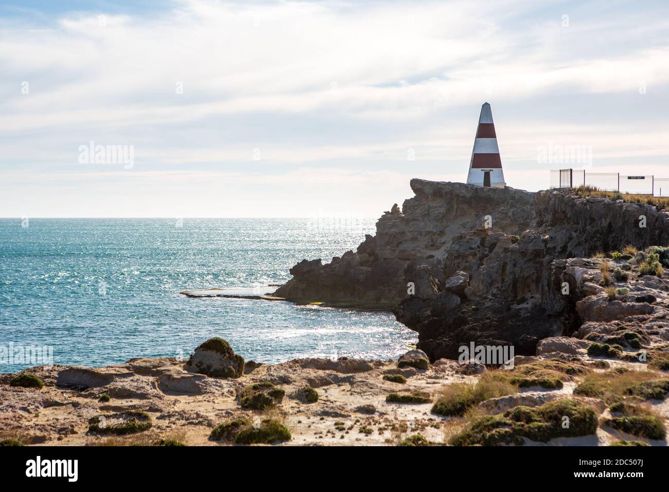 L'iconico Obelisco costruito su ora pesantemente erodenti pareti rocciose Situato nella Robe South Australia l'8 novembre 2020 Foto Stock